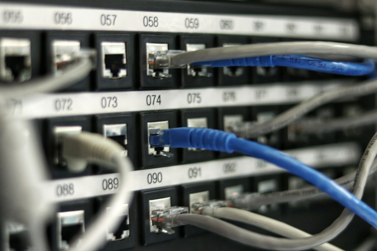 Server Rack Data Center dan Cloud Infrastructure